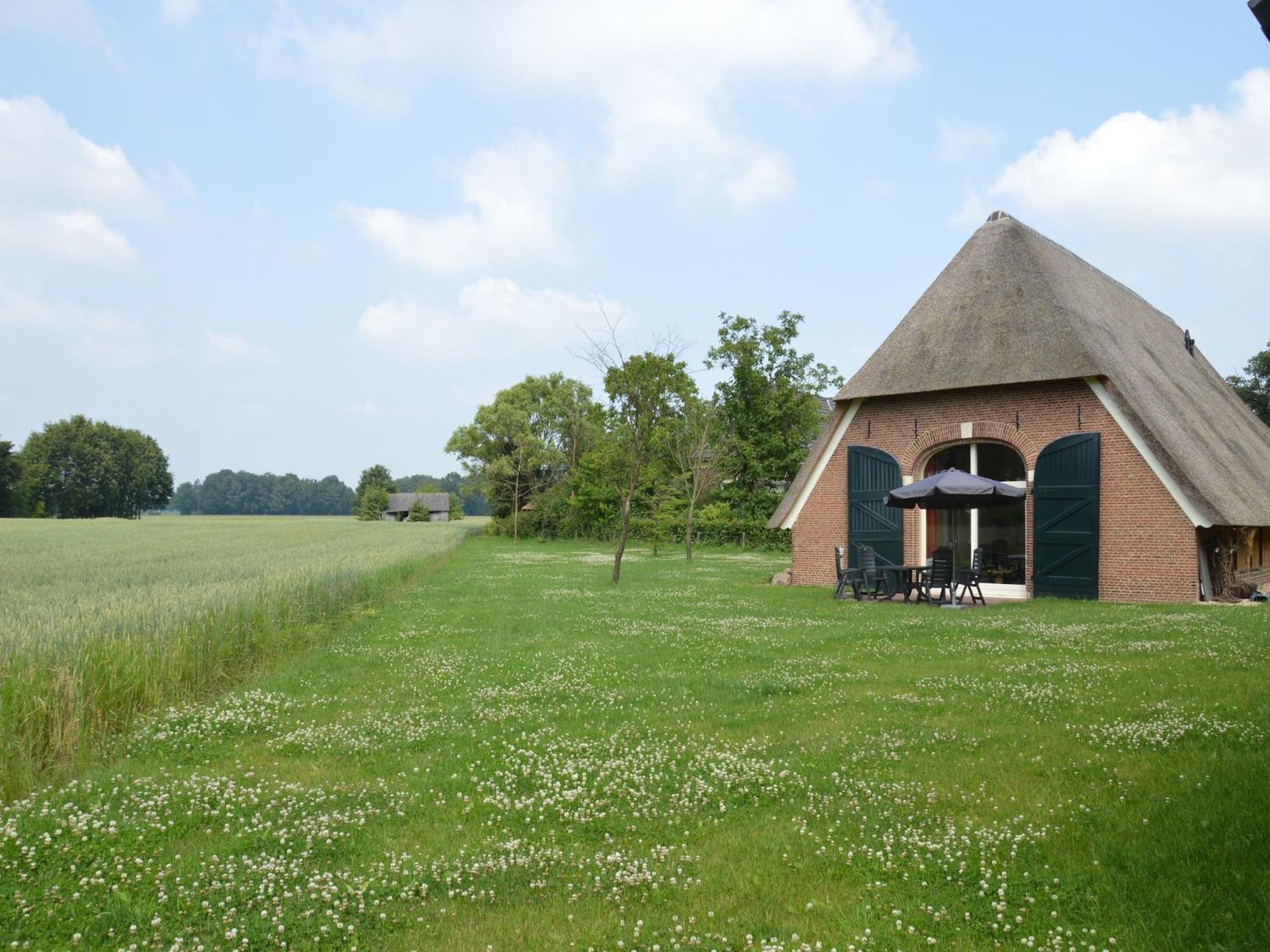 Quaint Farmhouse In Geesteren With Meadow View エクステリア 写真