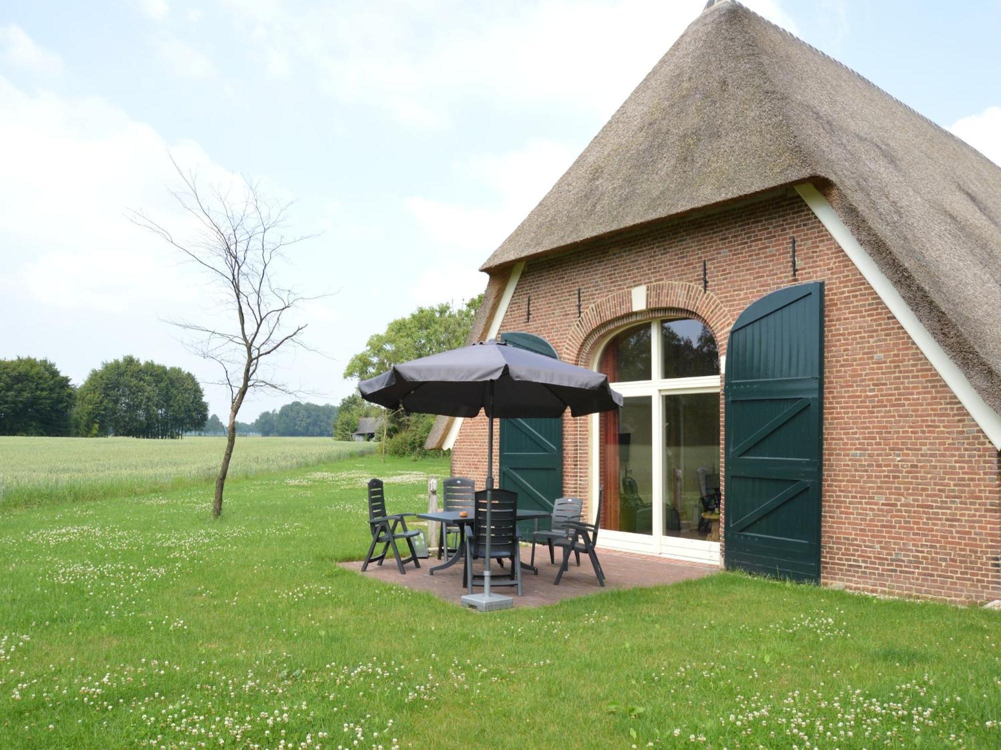 Quaint Farmhouse In Geesteren With Meadow View エクステリア 写真